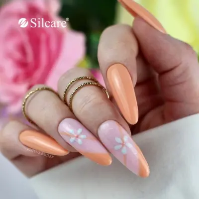Apricot-Nägel – warme Töne mit Blumenmuster