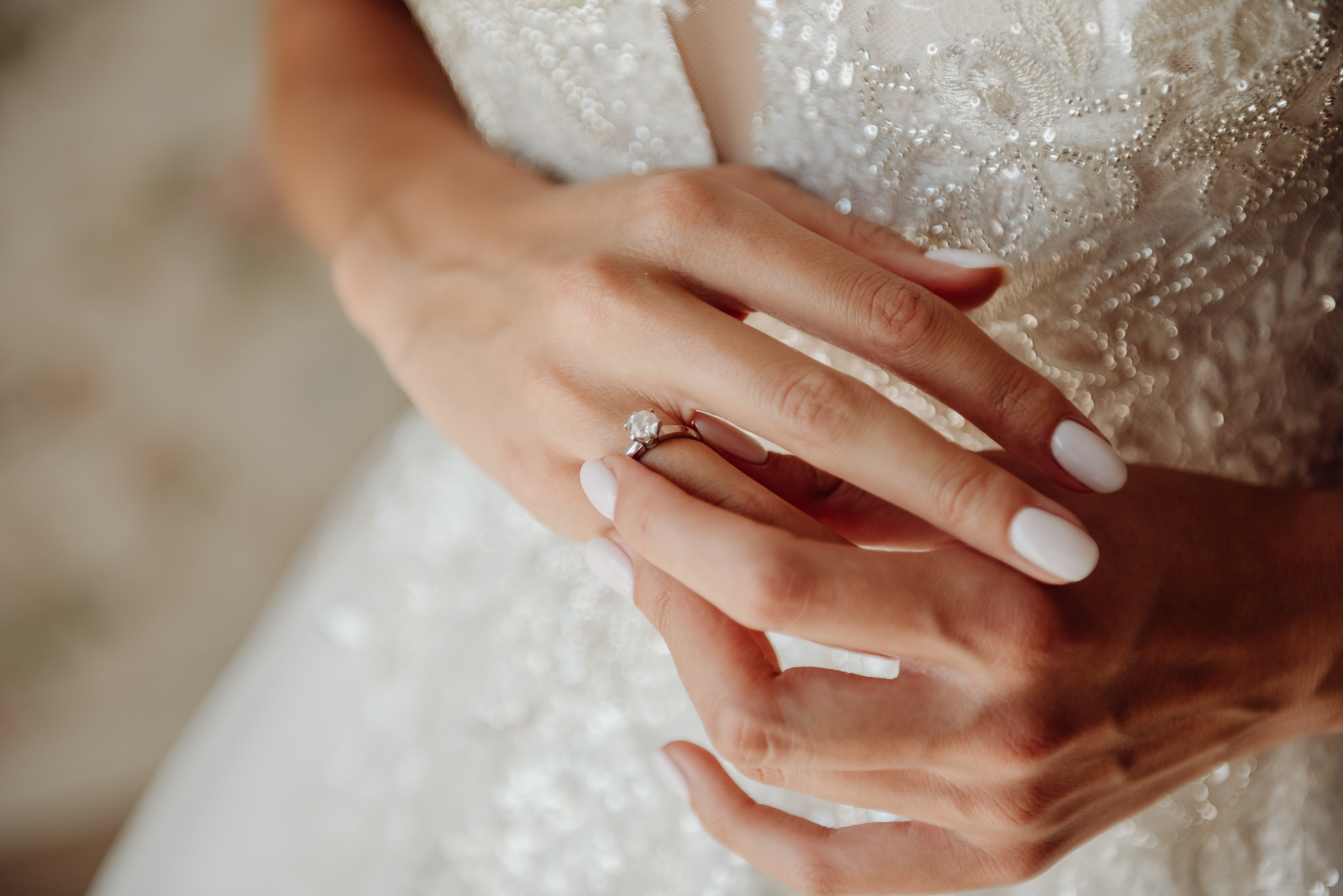 Frau, die sich auf ihre Hochzeit vorbereitet und einen Verlobungsring trägt