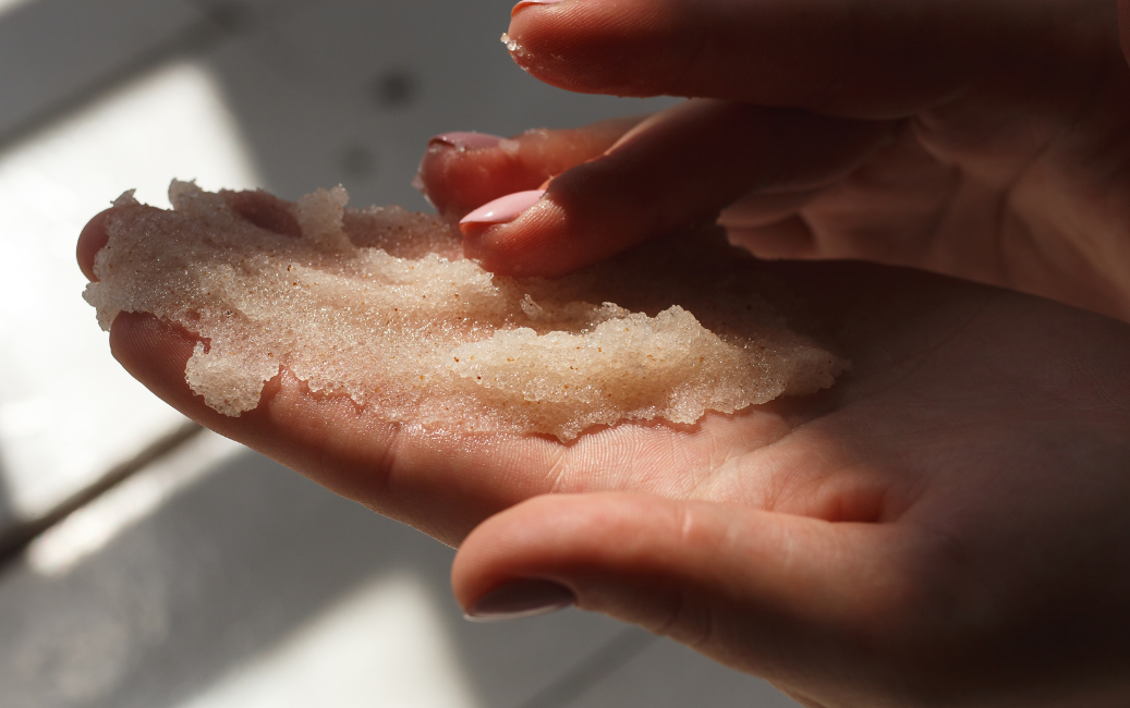 peeling enzimatico strofinato sulla mano