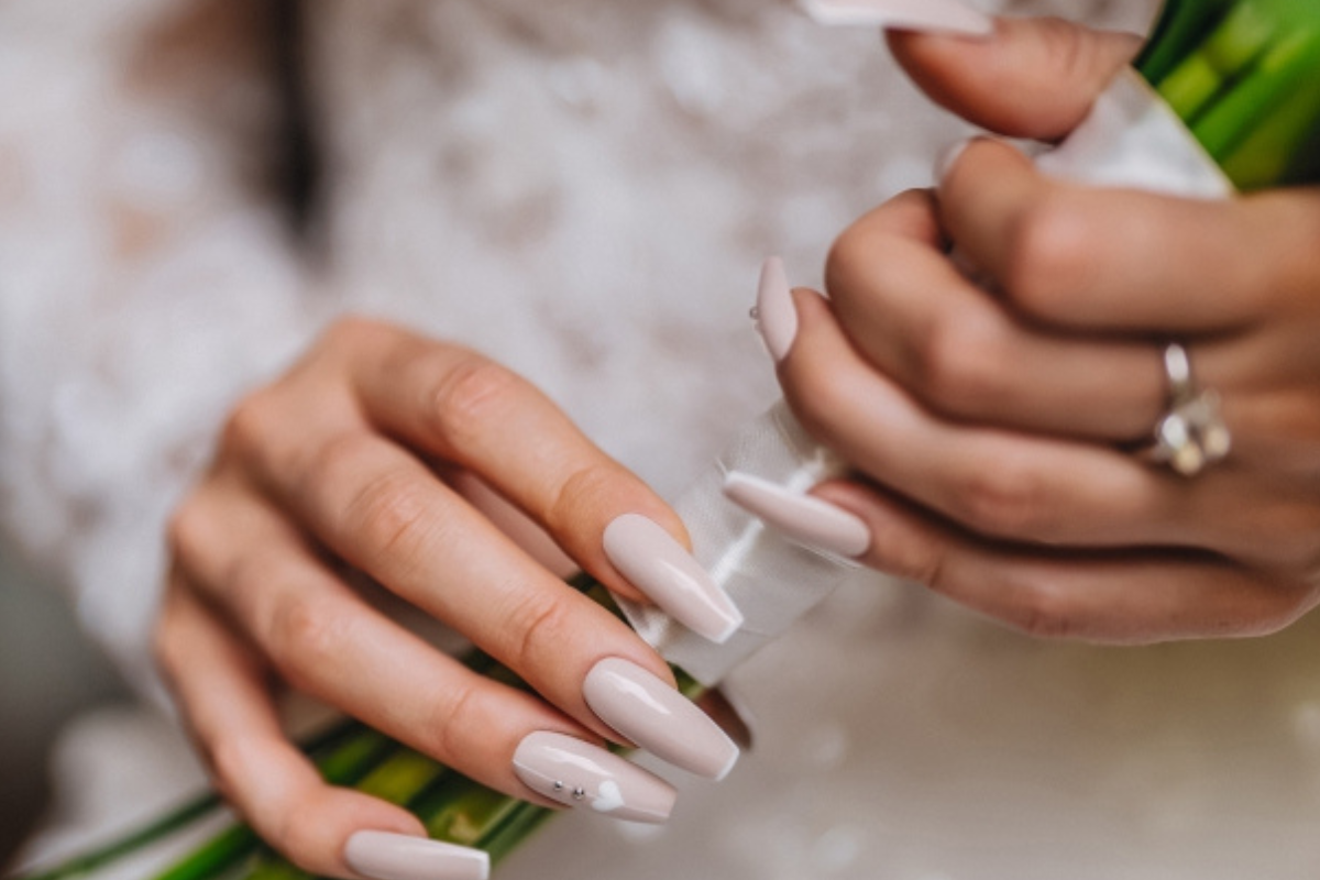 Ręka z manicure produktami Silcare