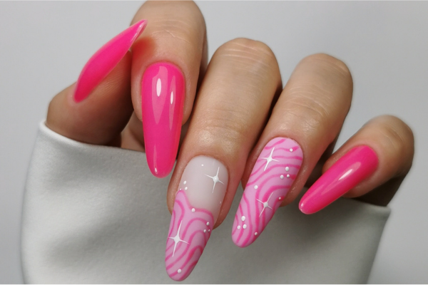 Różowe paznokcie – poznaj sprawdzone sposoby na ich stylizację!