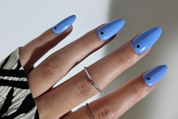 Modische blaue Nägel 2024. Entdecken Sie blaue Nagellacke neu!
