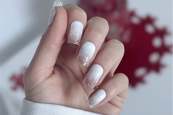Helle Nägel für die Feiertage? 5 Ideen für Fans von eleganten hellen Nägeln mit einem Twist!