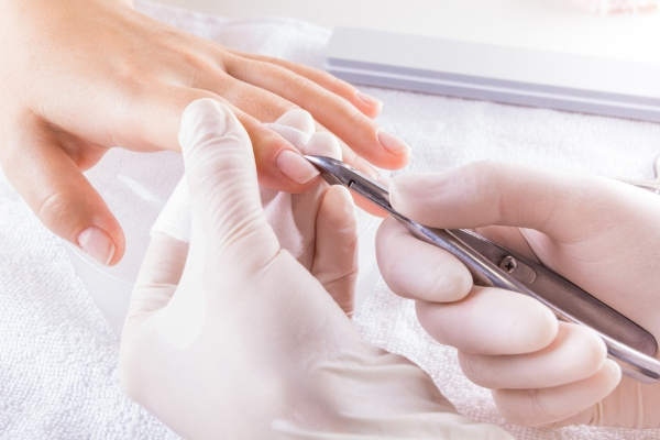 Wie kann ich Hybrid-Nagellack sicher entfernen?