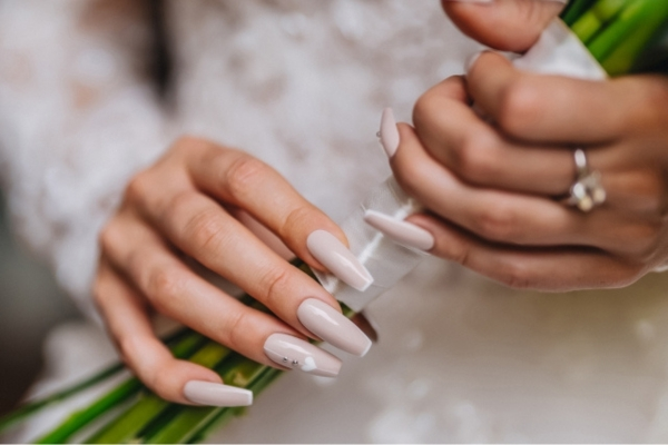 Hochzeitsnägel 2025 für Braut, Brautjungfern und Gäste
