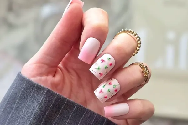 Nägel mit Trockenblumen - ein zarter Trend 2025