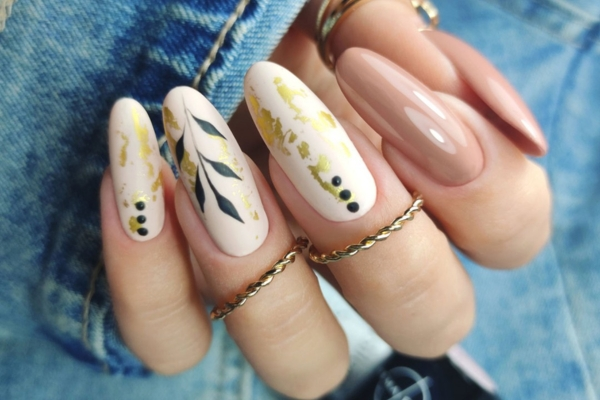 Feather nails, czyli paznokcie z piórkami – hot manicure na jesień 2025