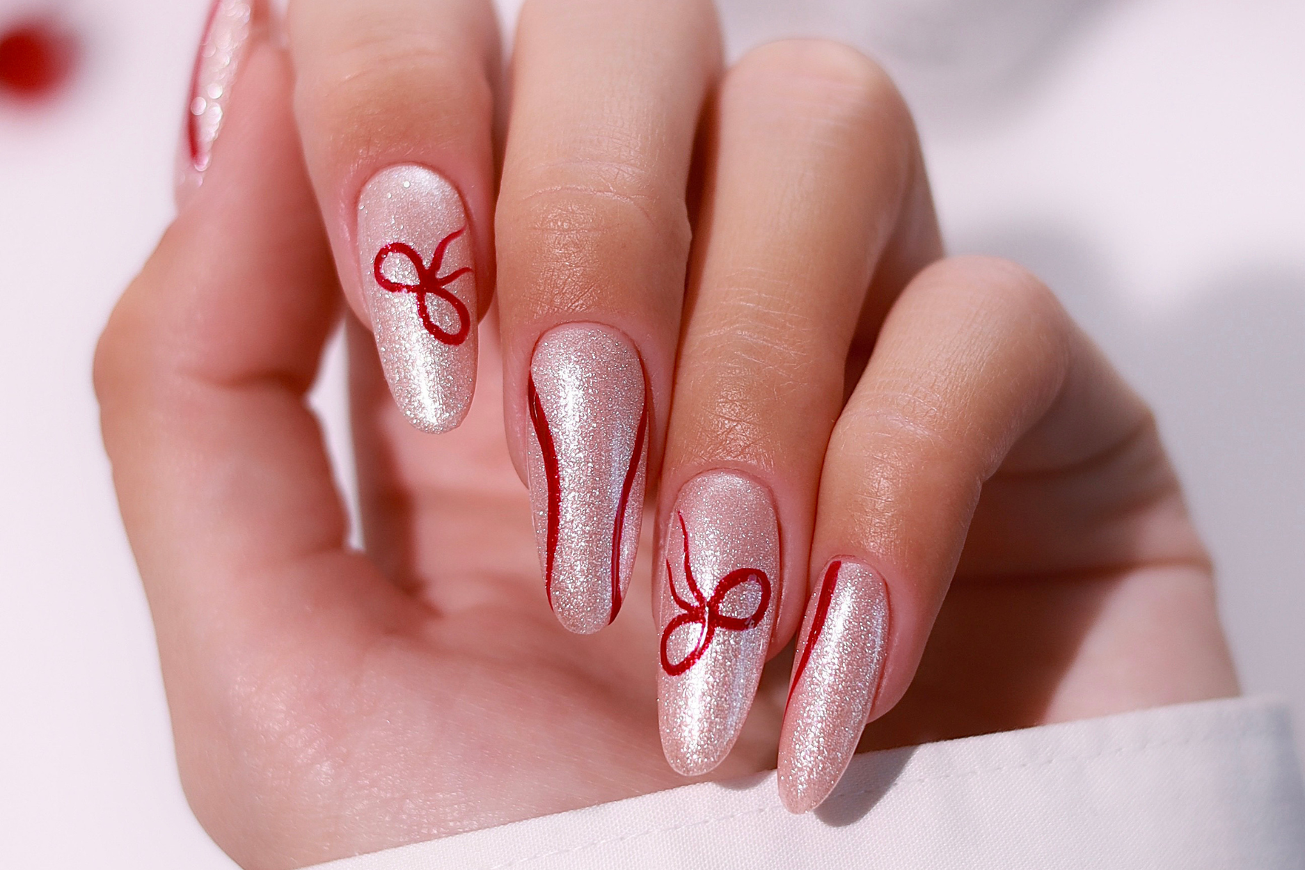Christmas nails 2025 – trends, colors and eye-catching designs
