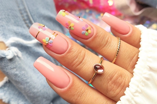 Najmodniejsze paznokcie na wiosnę 2026 – wygrywa świeżość, natura i „clean look” z charakterem