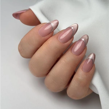 Zarte Cat Eye Nägel - subtiler Glanz und Eleganz