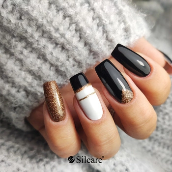 Schwarze und goldene Eleganz – Hybridnägel für besondere Anlässe