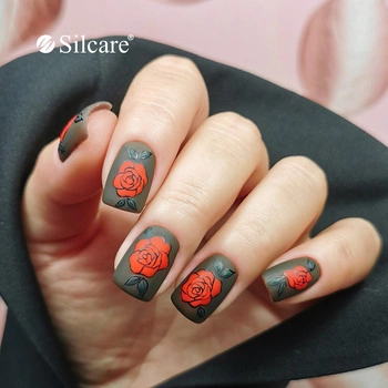 Matte Hybridnägel mit rotem Rosenmotiv