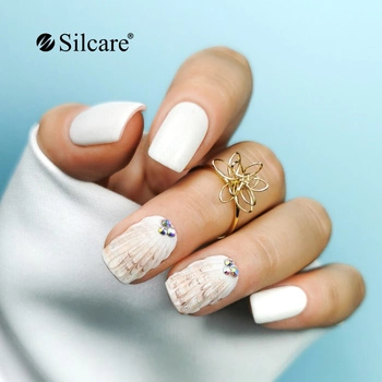 Weiße Nägel mit Muscheleffekt und Strasssteinen