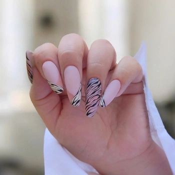 Zebra-Nägel - elegantes Nude kombiniert mit einem modischen Muster