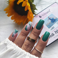 Green nails with leaf motif - a nature-inspired design