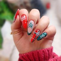 Red and green Christmas nails - a classic duo in a winter edition