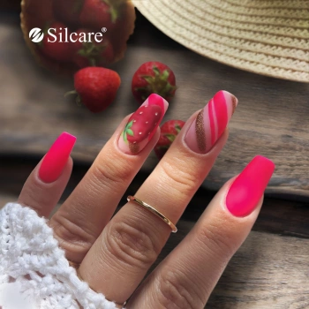 Strawberry manicure - fruity sweetness at your fingertips