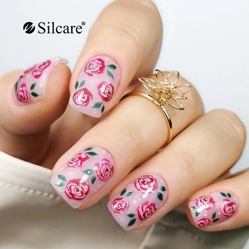Nails with roses - a classic in a romantic edition