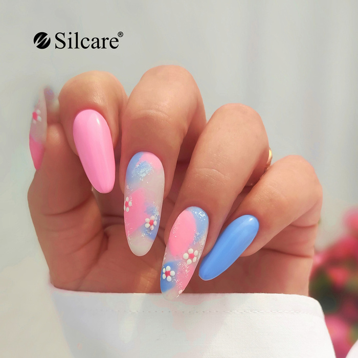 Unghie pastello con accenti floreali