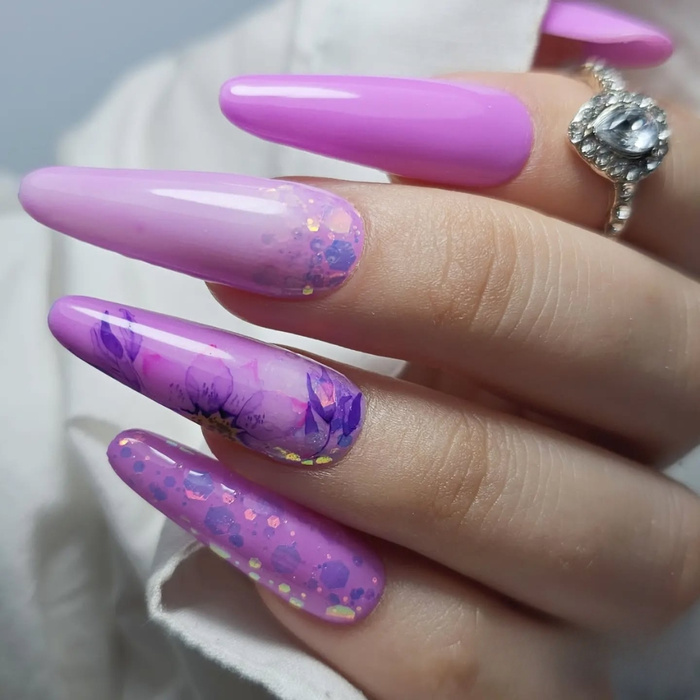 Manicure viola con glitter - eleganza e brillantezza in uno
