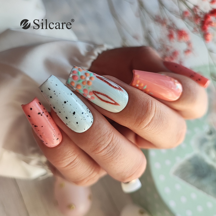 Wielkanocny manicure z zajączkiem i kropeczkami