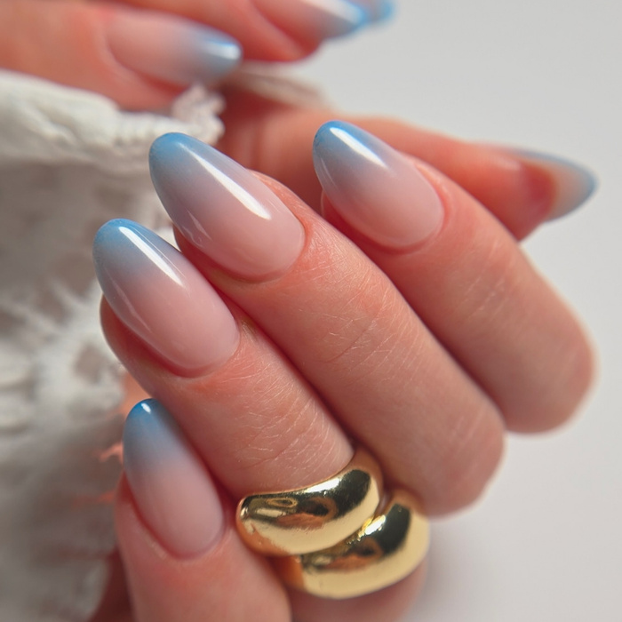 Ombre paznokcie niebieskie - chłodna elegancja na lato