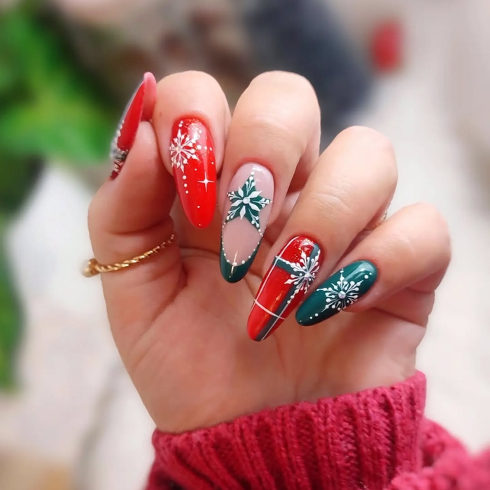 Red and green Christmas nails - a classic duo in a winter edition