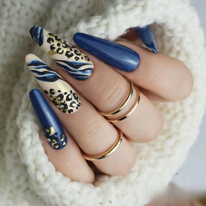 Marineblaue Maniküre mit Gold - Eleganz und Luxus in einem