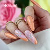 Apricot-Nägel - warmes Nageldesign mit zartem Blumenakzent