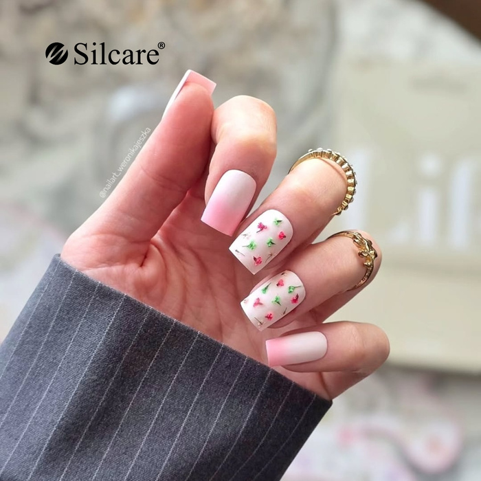 Unghie nude con accento floreale - una nail art delicata