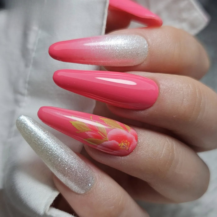 Manicure różowy ze zdobieniem kwiatowym - delikatność i kobiecy urok