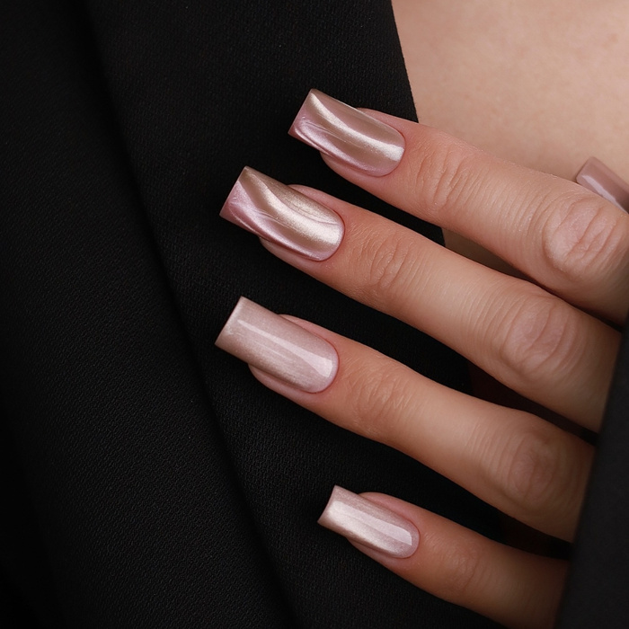 Champagne nails - elegancja w perłowym, luksusowym wydaniu