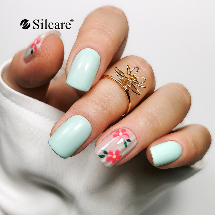 Minzfarbene Nägel mit Blumenmotiv