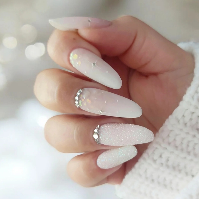 Unghie bianche invernali - eleganza, leggerezza e un effetto ghiaccio scintillante