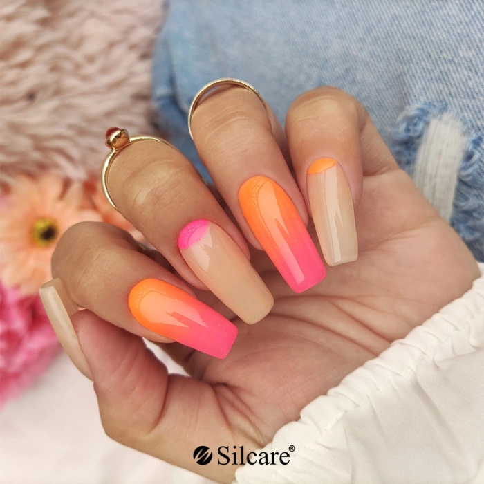 Neonowy french manicure - hit tego lata