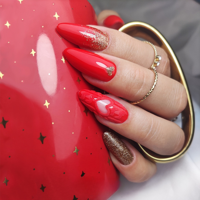 Unghie rosse effetto maglione - un classico invernale pieno di calore e luminosità