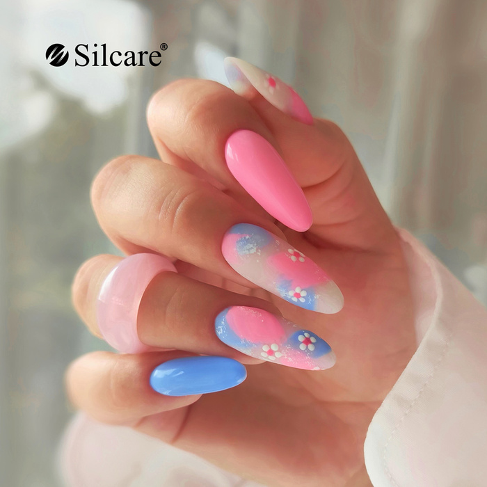 Unghie pastello con accenti floreali