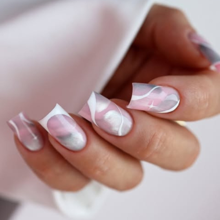 Unghie con glitter - brillantezza ed eleganza discreta