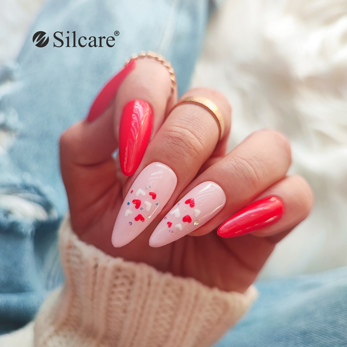 Valentinstags-Nagelstyling – Rosa und bunte Verzierungen