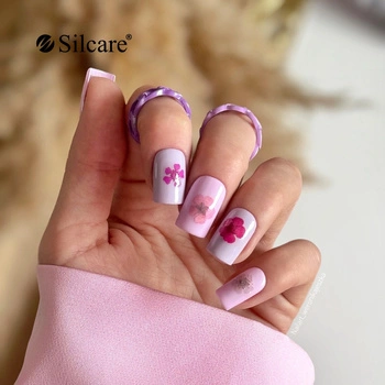 Unghie lavanda con effetto fiori secchi