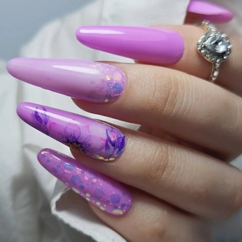 Manicure viola con glitter - eleganza e brillantezza in uno