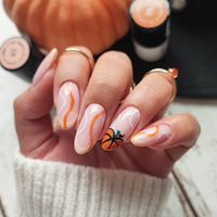 Unghie con motivo di zucca - la manicure autunnale perfetta