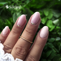 Unghie effetto latte con decorazioni delicate - classe e delicatezza in un unico look