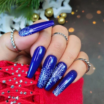 Unghie blu con fiocco di neve - manicure invernale in elegante cobalto