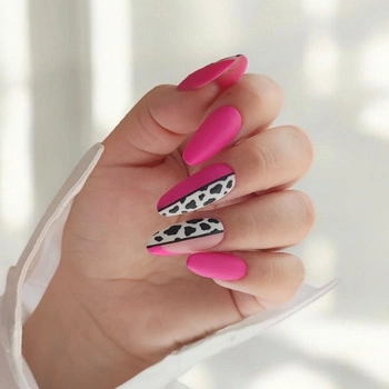 Manicure colorato con stampa leopardata - energia e tocco grintoso