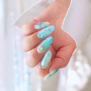 Unghie in stile sirena - tonalità blu e riflessi marini