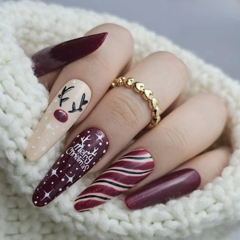 Unghie con renna - una deliziosa nail art natalizia in borgogna e beige