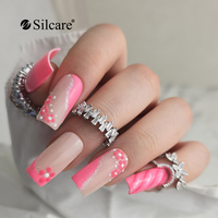 Różowy french manicure z subtelnymi zdobieniami
