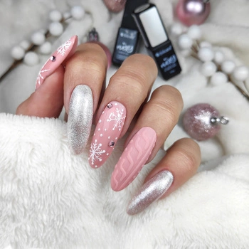 Pink winter nails - subtelna, zimowa stylizacja w różowym wydaniu