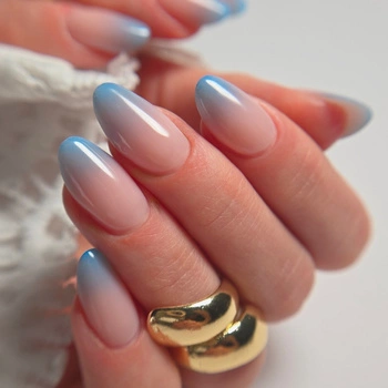 Ombre paznokcie niebieskie - chłodna elegancja na lato